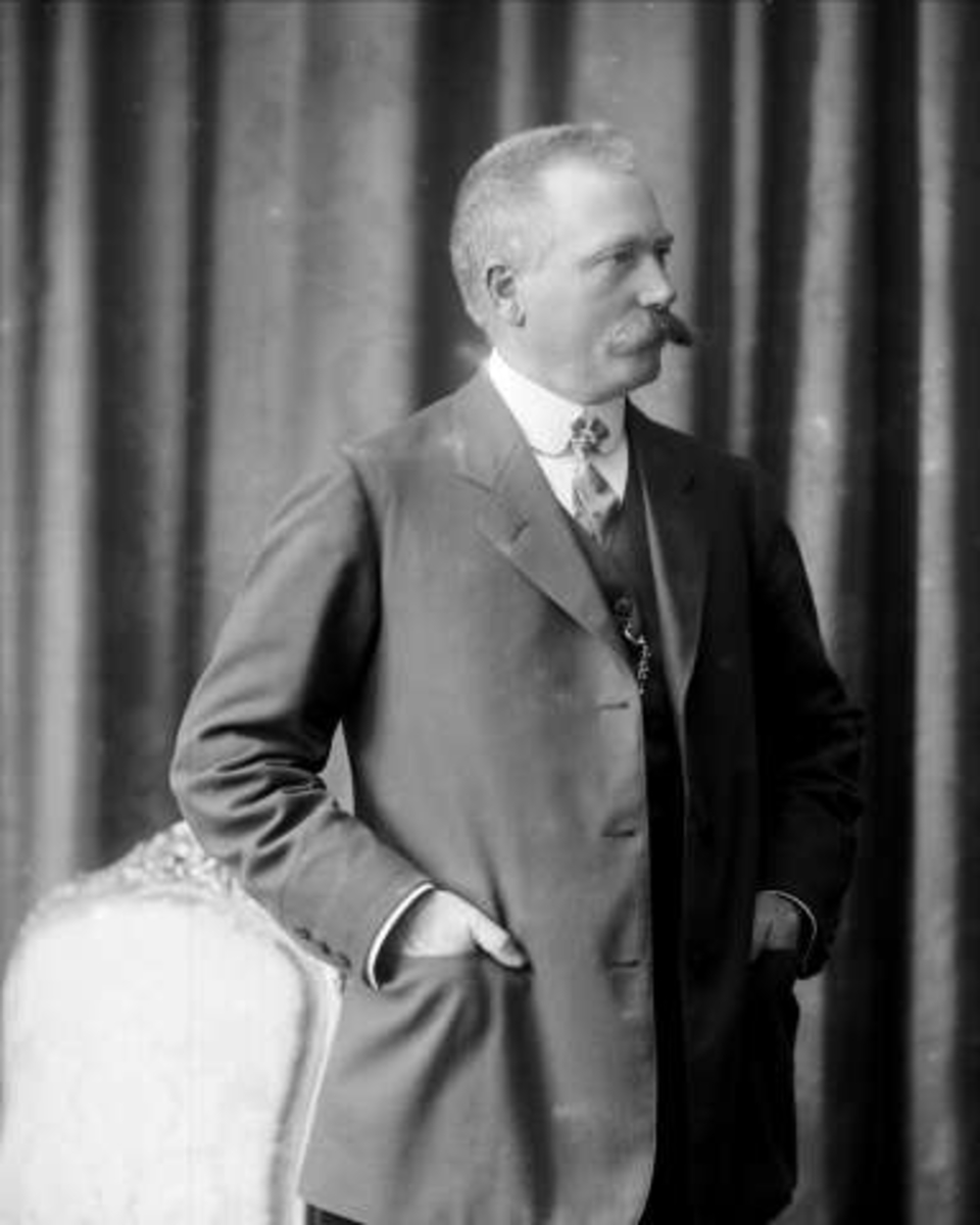 Gustav Borgen, Portrett, mann i dress. Herr Halther.