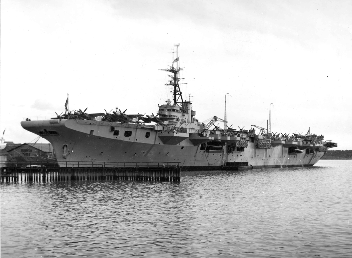 Anders Beer Wilse, Det britiske hangarskipet H.M.S. Vengeance med de Havilland Sea Hornet NF21 på fordekket.