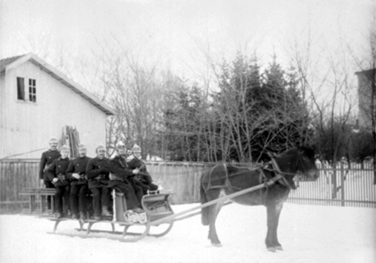 Anno Domkirkeodden, HAMAR BRANNKORPS, GRUPPE 6 MENN PÅ SLEDE TRUKKET AV HEST, FRA VENSTRE G. HAGEN, M. EVENSEN, J. KJONERUD, M. JOHNSEN, BRANNMESTER HANS NORLI OG E. LØBERG, BRANNUTRYKKNING, VINTER