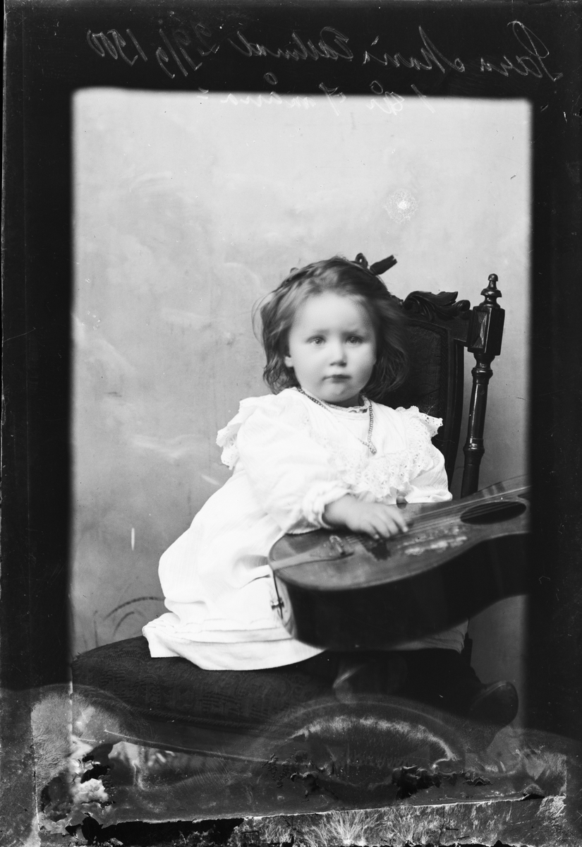 Skötsner-Edhlund, Ateljéporträtt - Sara Edhlund, 1 år och 7 månader gammal, Östhammar, Uppland 1900