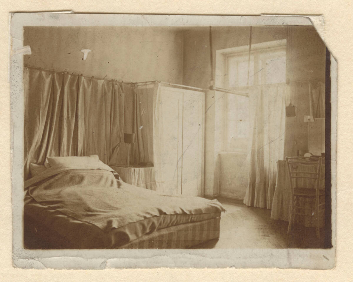 Anonym, Wohnung Adolf Loos, Wien I., Bösendorferstraße (früher Giselastraße) 3/5. Stock, Schlafzimmer, undatiertes Amateurphoto