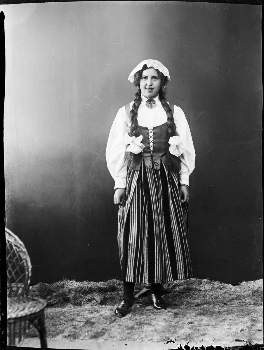 Skötsner-Edhlund, Ateljéporträtt - ung kvinna klädd i folkdräkt, Östhammar, Uppland