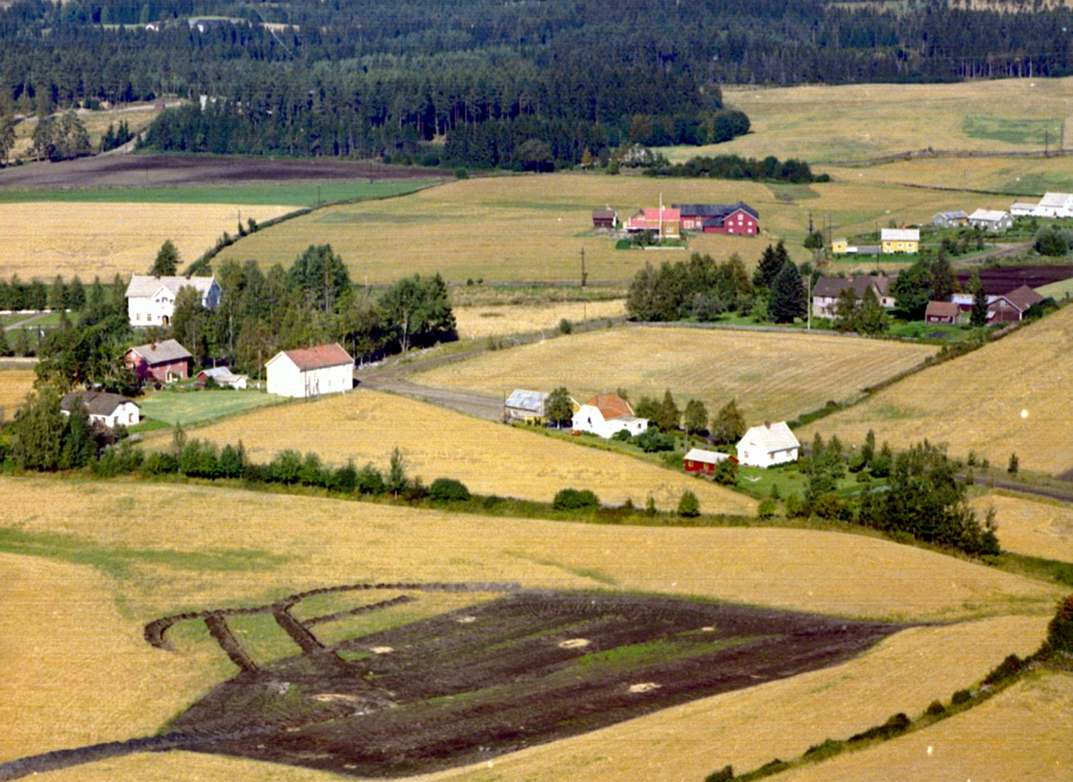 Widerøes Flyveselskap A/S, FLYFOTO UKJENT STED. VEGKRYSS VED LUND MOT SKRINHAGEN