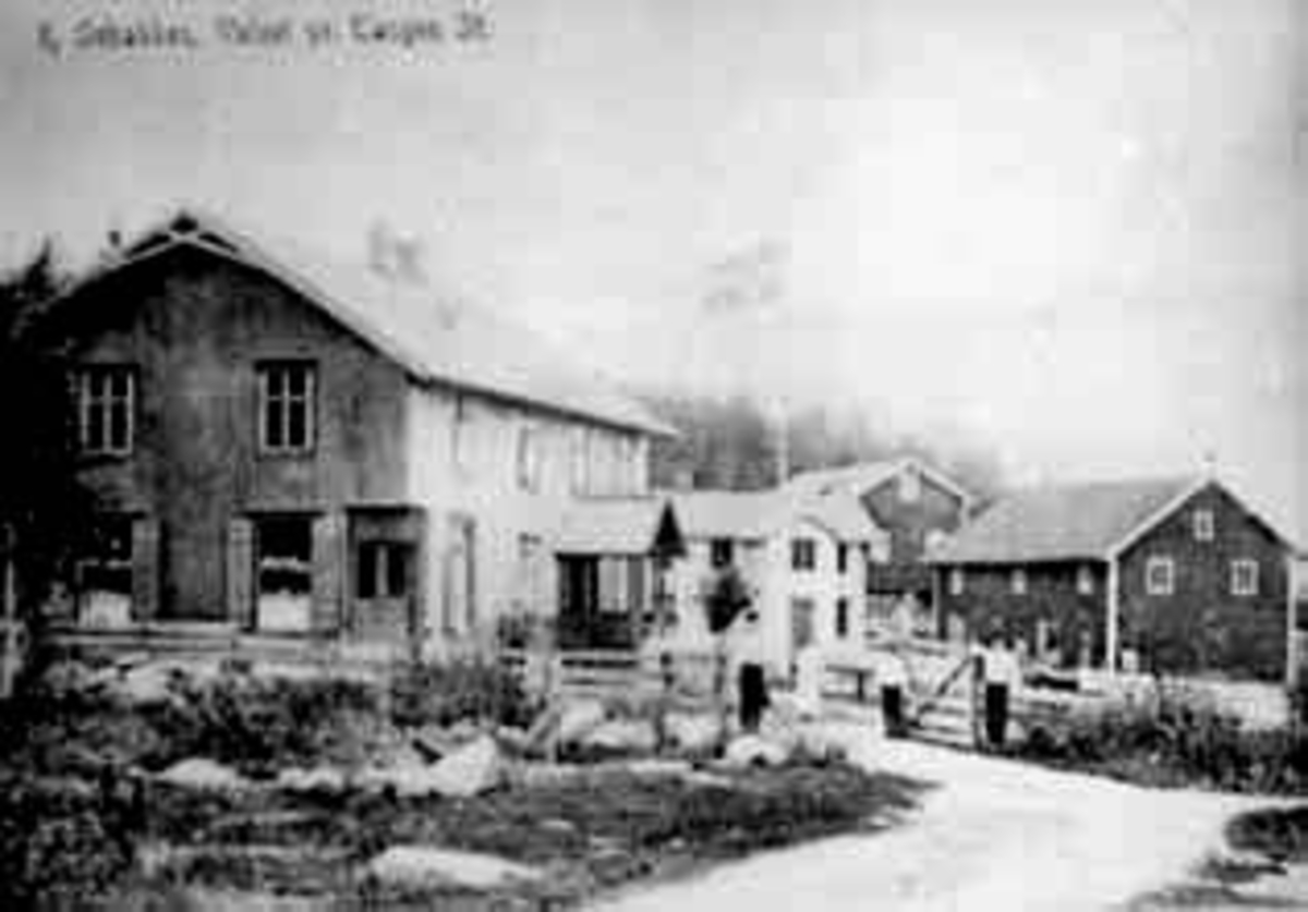 Anno Domkirkeodden, EKSTERIØR: K. SØBAKKEN KOLONIAL. GRUPPE: 8 FORAN, FLERE HUS, FLAGG, VALLSET