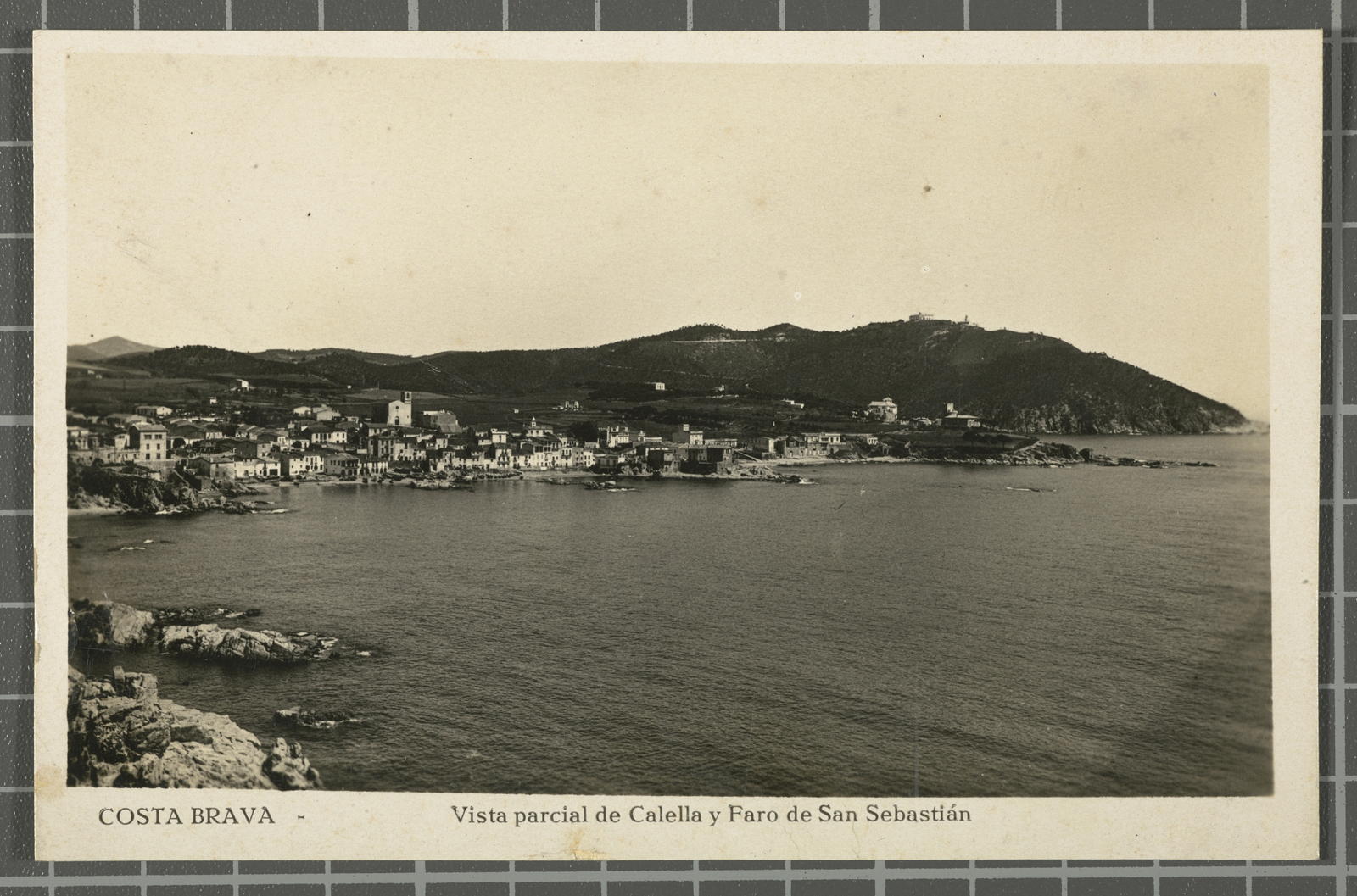Desconegut, Costa Brava - Vista parcial de Calella y Faro de San Sebastián