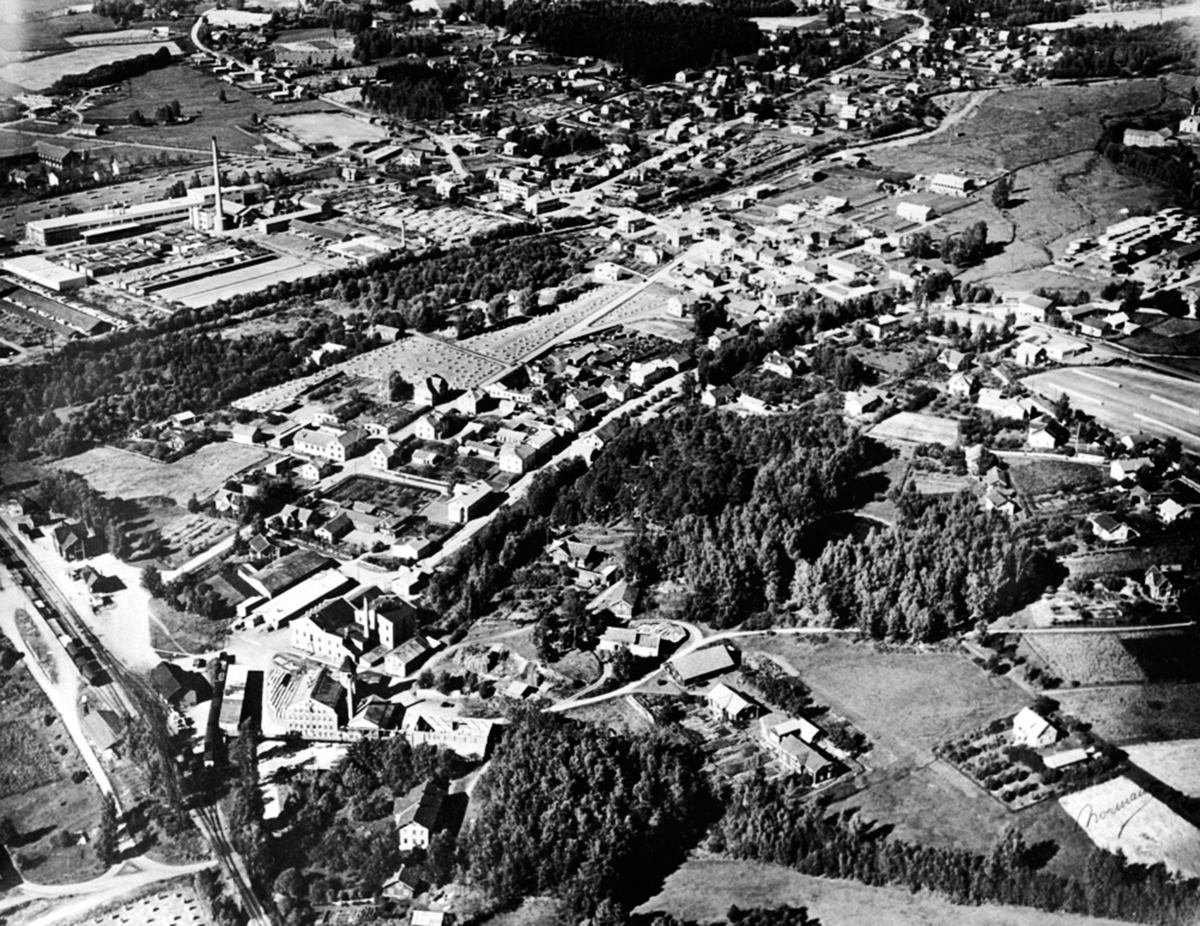 Anno Domkirkeodden, Flyfoto av Brumunddal sentrum, 1955.