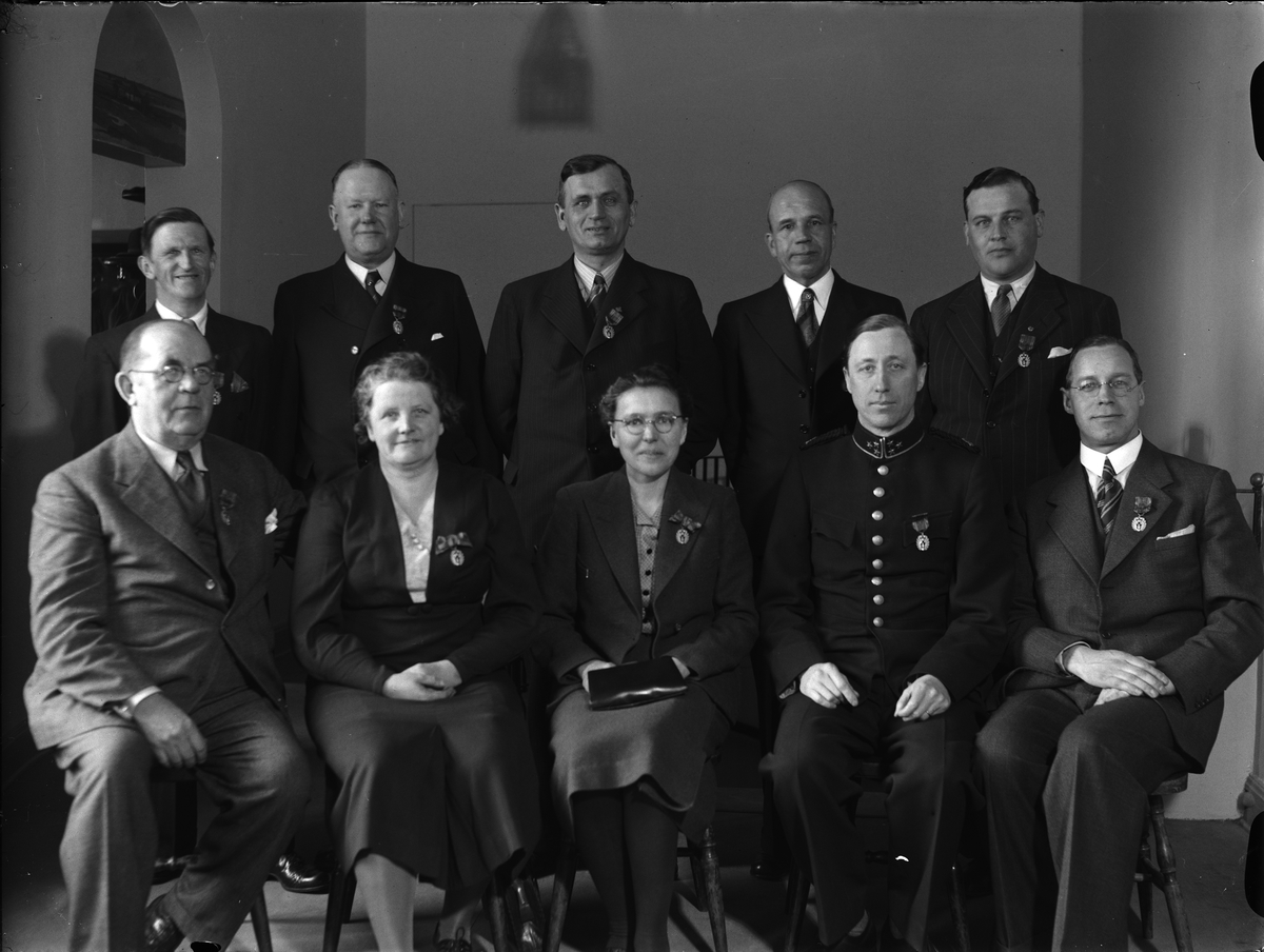 Paul Sandberg, “Merit sign to twelve upland air protectors” - the medals at Upland’s nation, Uppsala April 1942