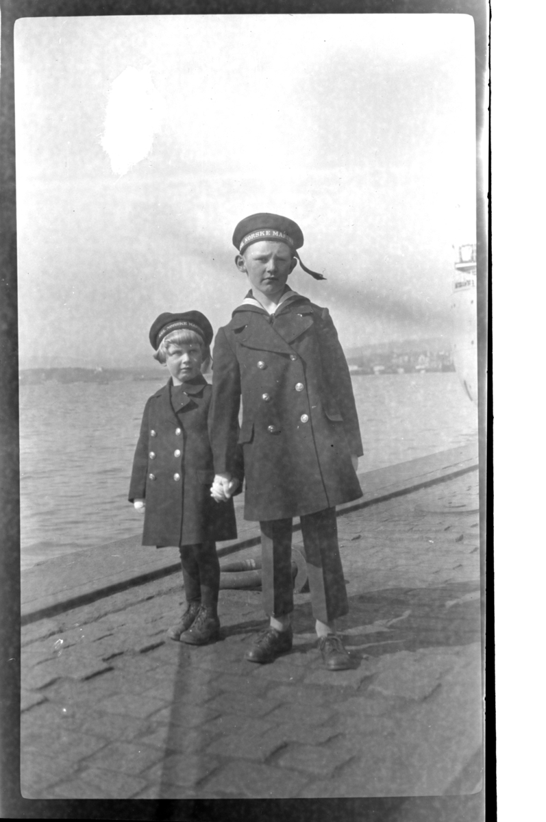 Rolf Sr. Sundt, Brødrene Rolf Jr. og Julius Sundt kledd i matrosklær på kai, antagelig i Oslo. Fotografert 1925.
