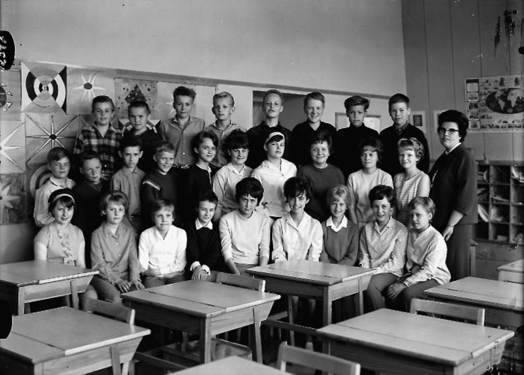 Sven Lindskog, Vasaskolan, klassrumsinteriör, 27 skolbarn med lärarinna fru Gunborg Sinnvall. Klass 6Aq, sal 19.