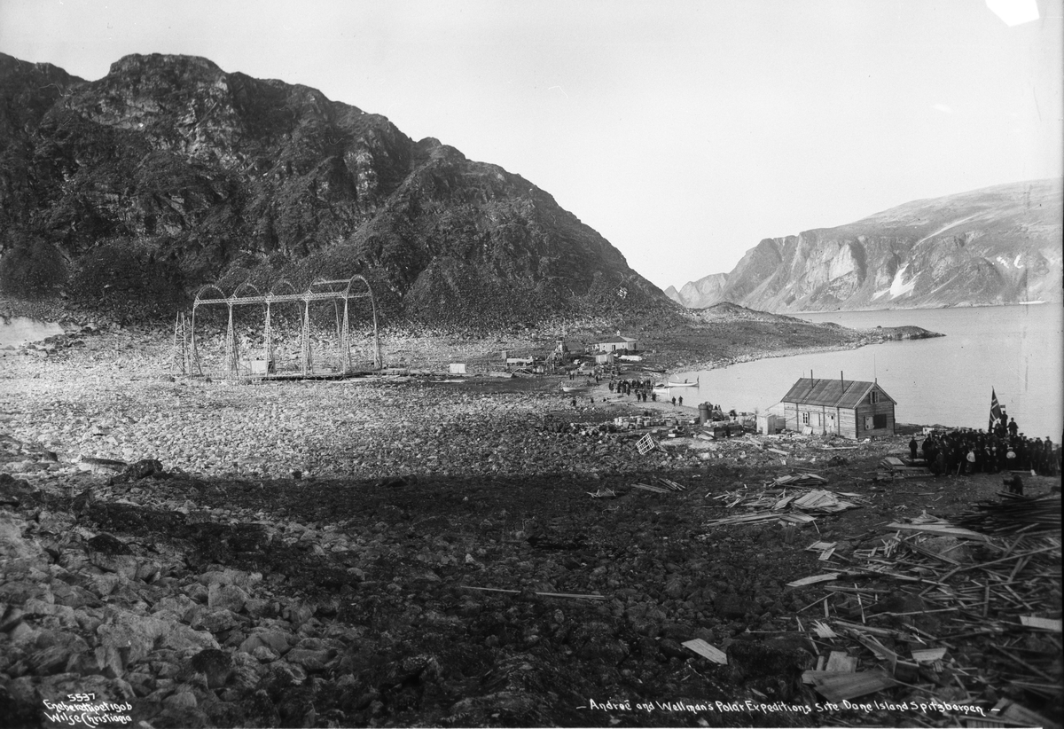 Anders Beer Wilse, Prot: Spitsbergen - Walter Wellmanns Balong Station fra heien 18/8 1906