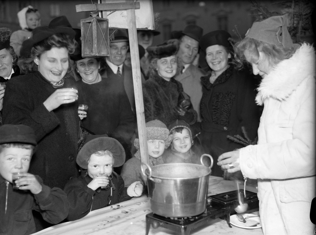 Paul Sandberg, “The Christmas Market of the Lotons gave the requisition. Full crowding at Fyristorg” - Uppsala December 1942