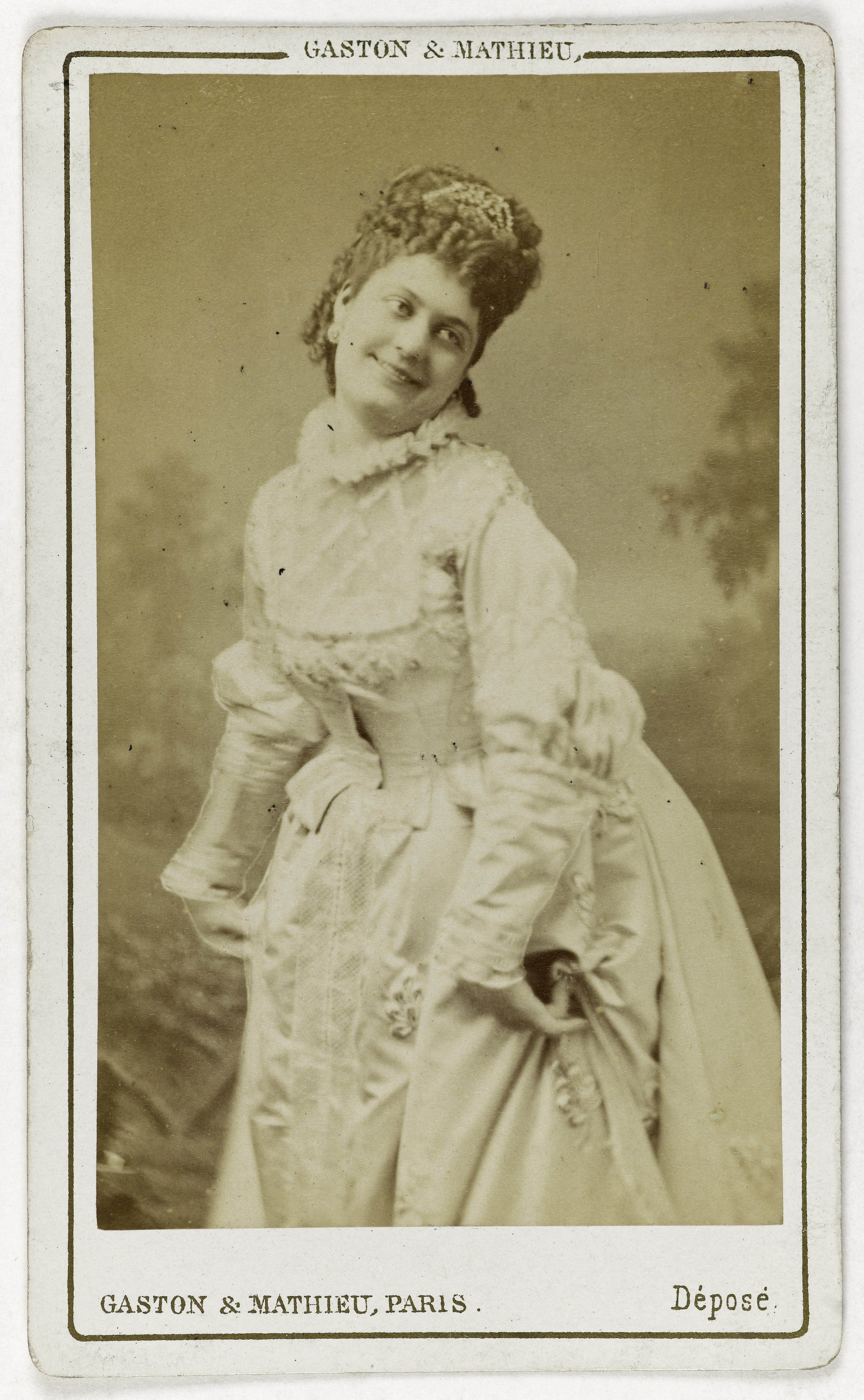 Gaston & Mathieu, Portrait de Marie Muller, actrice au Théâtre de la Gaité et au Théâtre des Bouffes Parisiens.