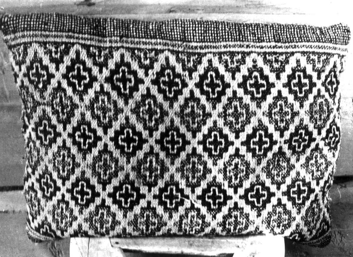 Anna Grostøl, Dobbeltvevd pute med hvitt skinn på baksiden. Feragen, Rørosbygdene, Røros, Sør-Trøndelag 1939.