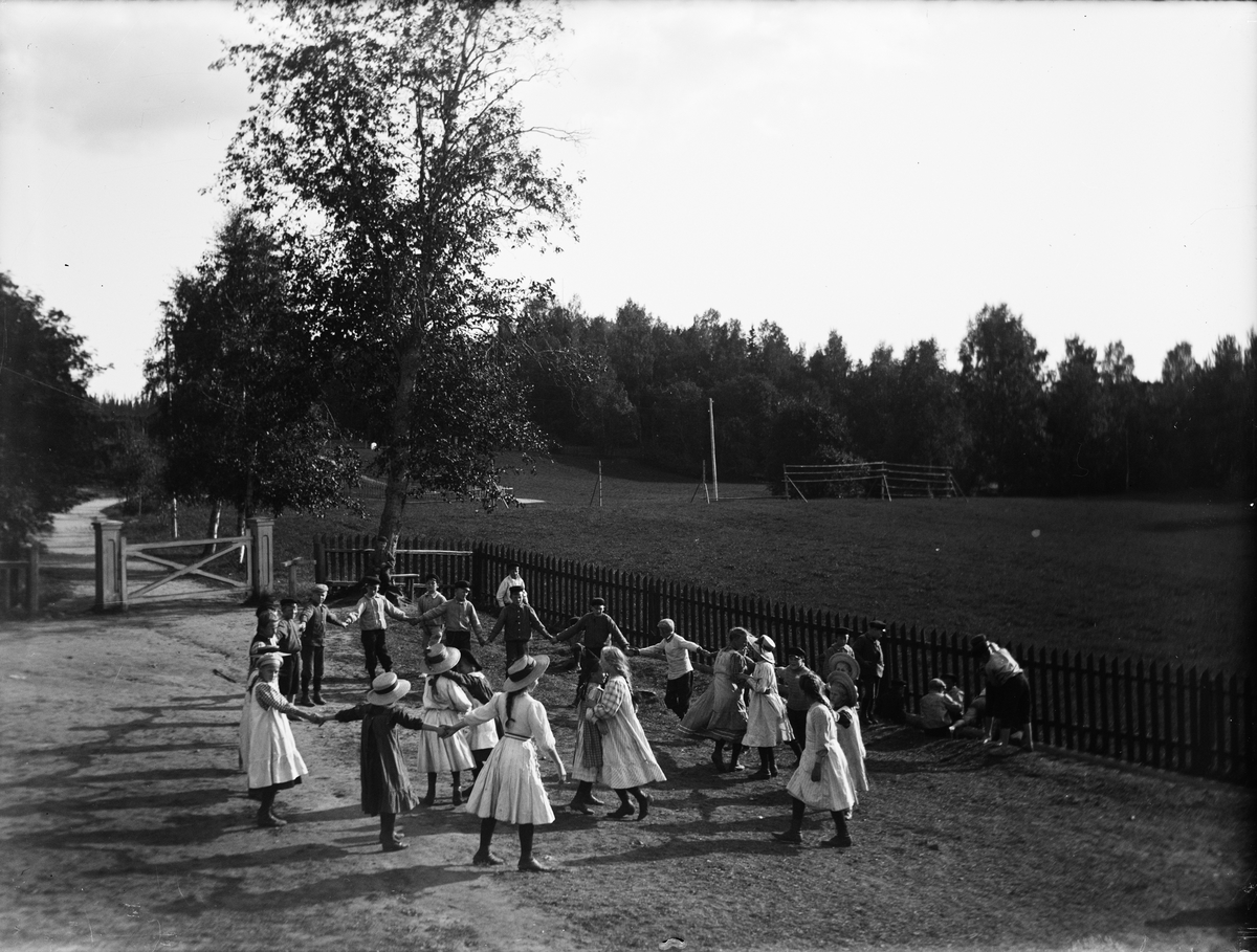 Josef Ärnström, Ringlek, sannolikt vid Berge skola, Timrå socken, Medelpad 1910