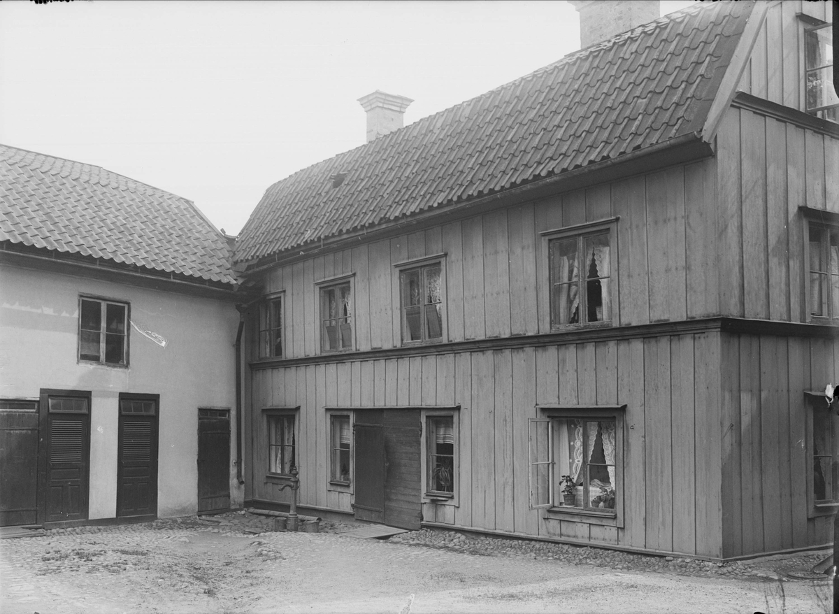 Alfred Dahlgren, Gårdsinteriör Klostergatan 9, kvarteret S:t Per, Dragarbrunn, Uppsala 1908