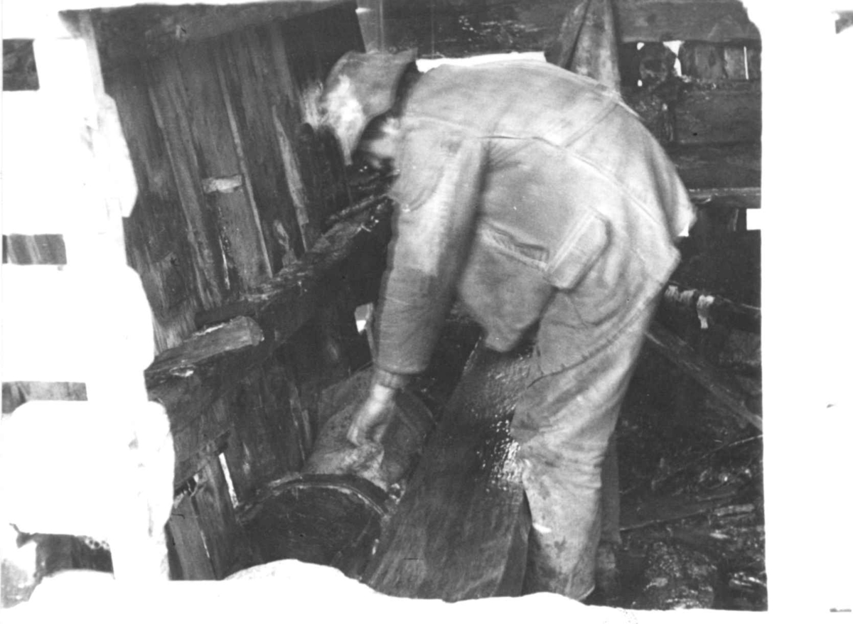 Anna Grostøl, Valle, Setesdal, Aust-Agder 1938. Lavrens Homme demonstrerer stamping av tøy i tøystampe.