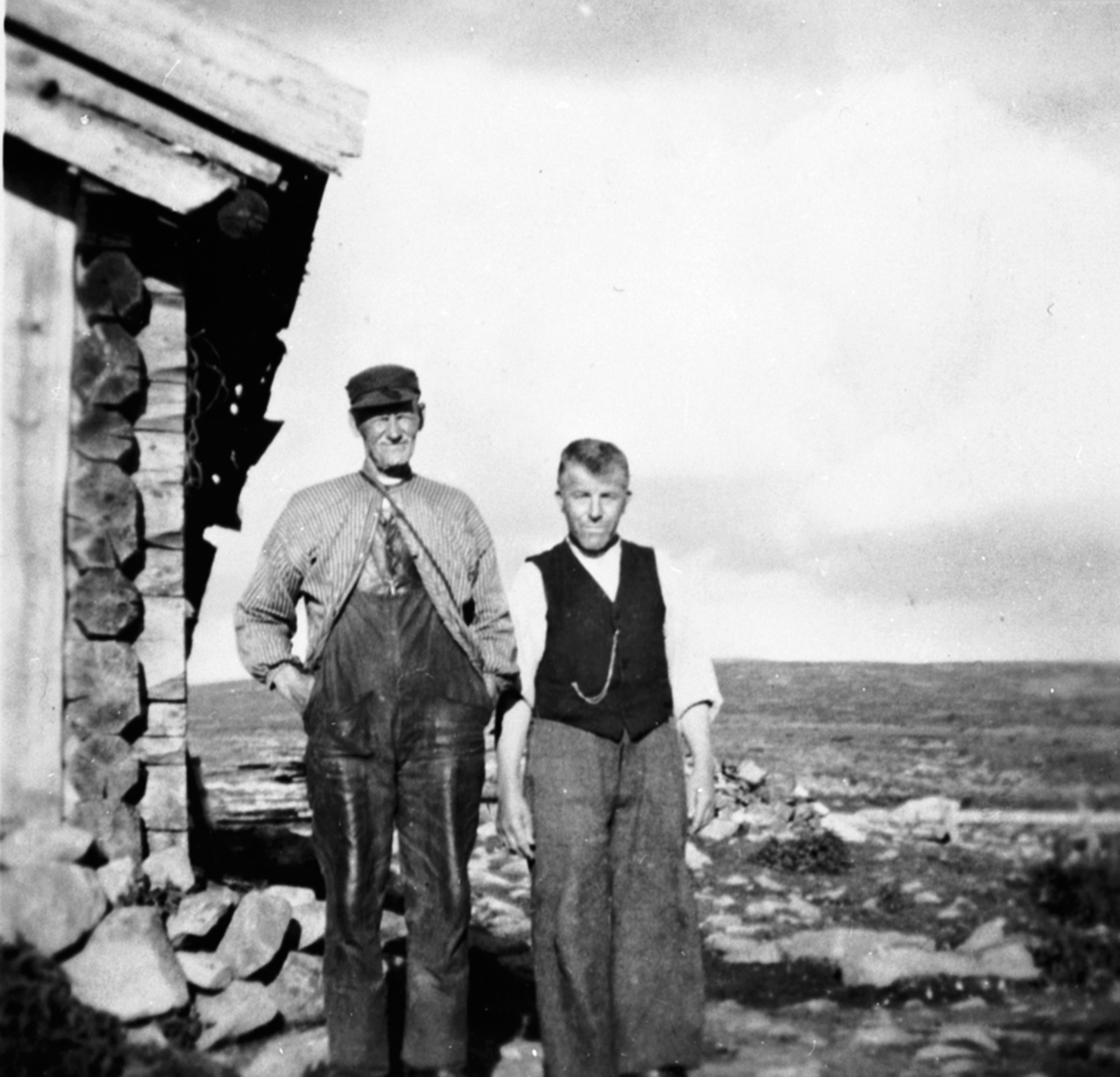Anno Domkirkeodden, Andreas Løvli og sveiser på Hjelmstad Ole Dahl, på Nyskolla seter, Ringsakerfjellet.