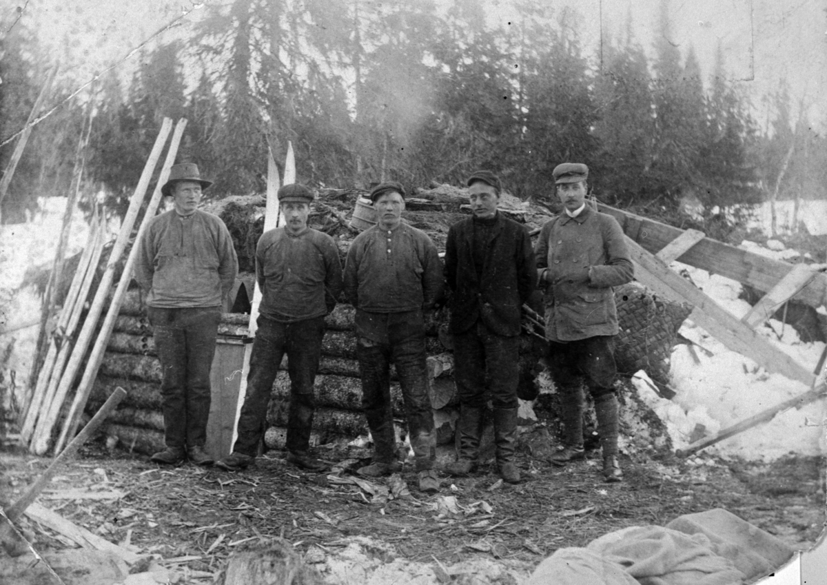 Anno Domkirkeodden, EKSTERIØR: TØMMERKOIE, ROMEDAL ALLMENNING. GRUPPE: 5 MENN MED SKI FORAN, FRA VENSTRE: KASPER DYRESEN, MAGNUS LUNDEN, KRISTIAN GRÅBERG, MARTIN VESTBY, LAURITZ PEDERSEN. Dublett: 0417-09013