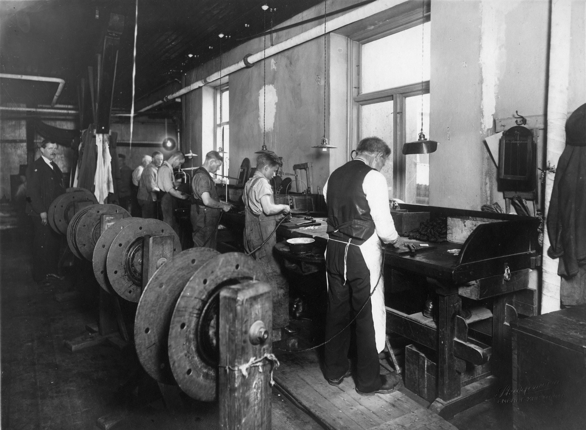 Narve Skarpmoen, Kutting av skråtobakk hos Tiedemanns Tobaksfabrik.