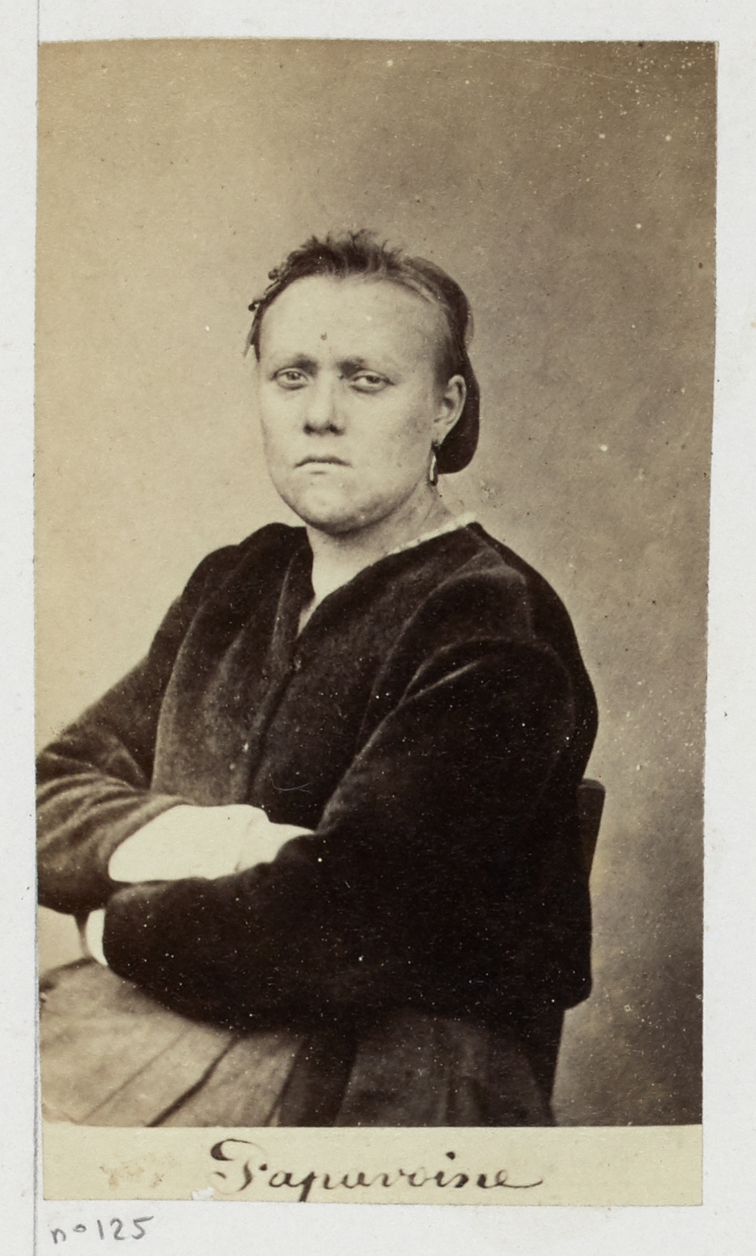 Ernest Charles Appert, Portrait de Eulalie Papavoine, couturière et ambulancière au 135è bataillon, pris à la prison des Chantiers à Versailles. Membre de la Commune de Paris en 1871.