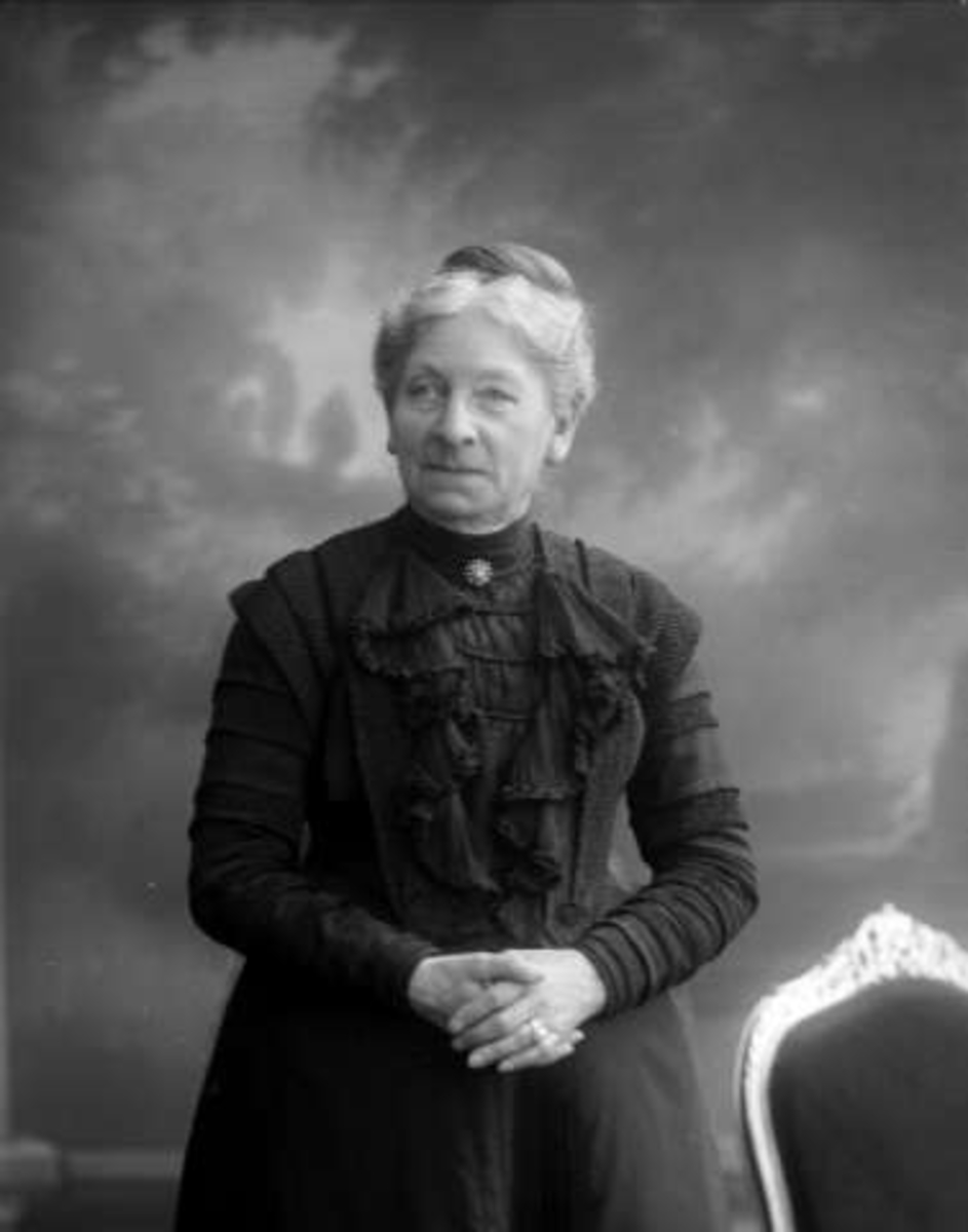 Gustav Borgen, Portrett, eldre kvinne i svart kjole. Fru Kiær.