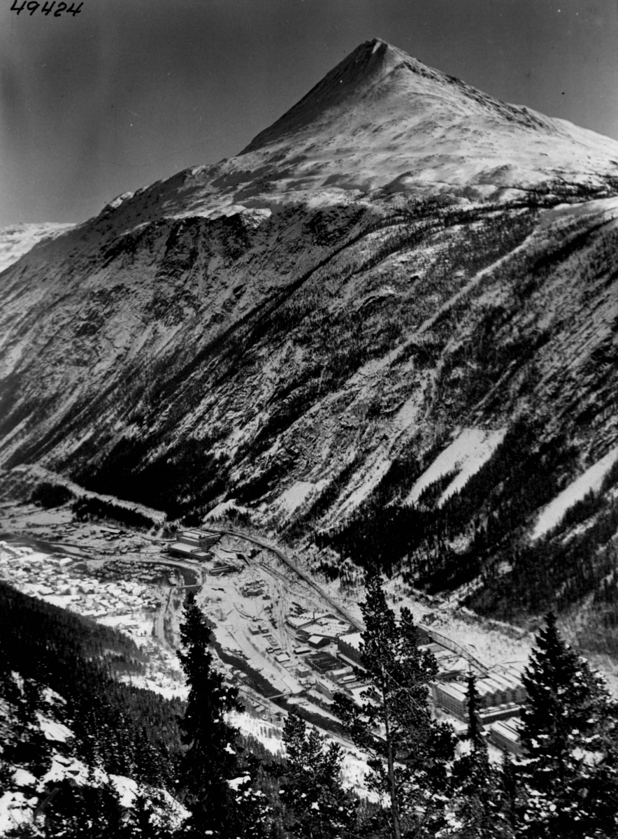 Anders Beer Wilse, Vinter i Rjukan ved gaustatoppen i Vestfjorddalen. Dyp dal med høye fjell langs elv og bebyggelse.