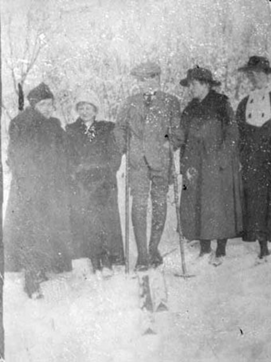 Anno Domkirkeodden, SKIRENN, SKILØPER MODOLF TØSTI VED START, GRUPPE: 5, 4 DAMER FRA VENSTRE: AGNES BJERTINGSTAD, RACHEL HARILDSTAD, KJELLAUG TØSTI, MARGIT TØSTI