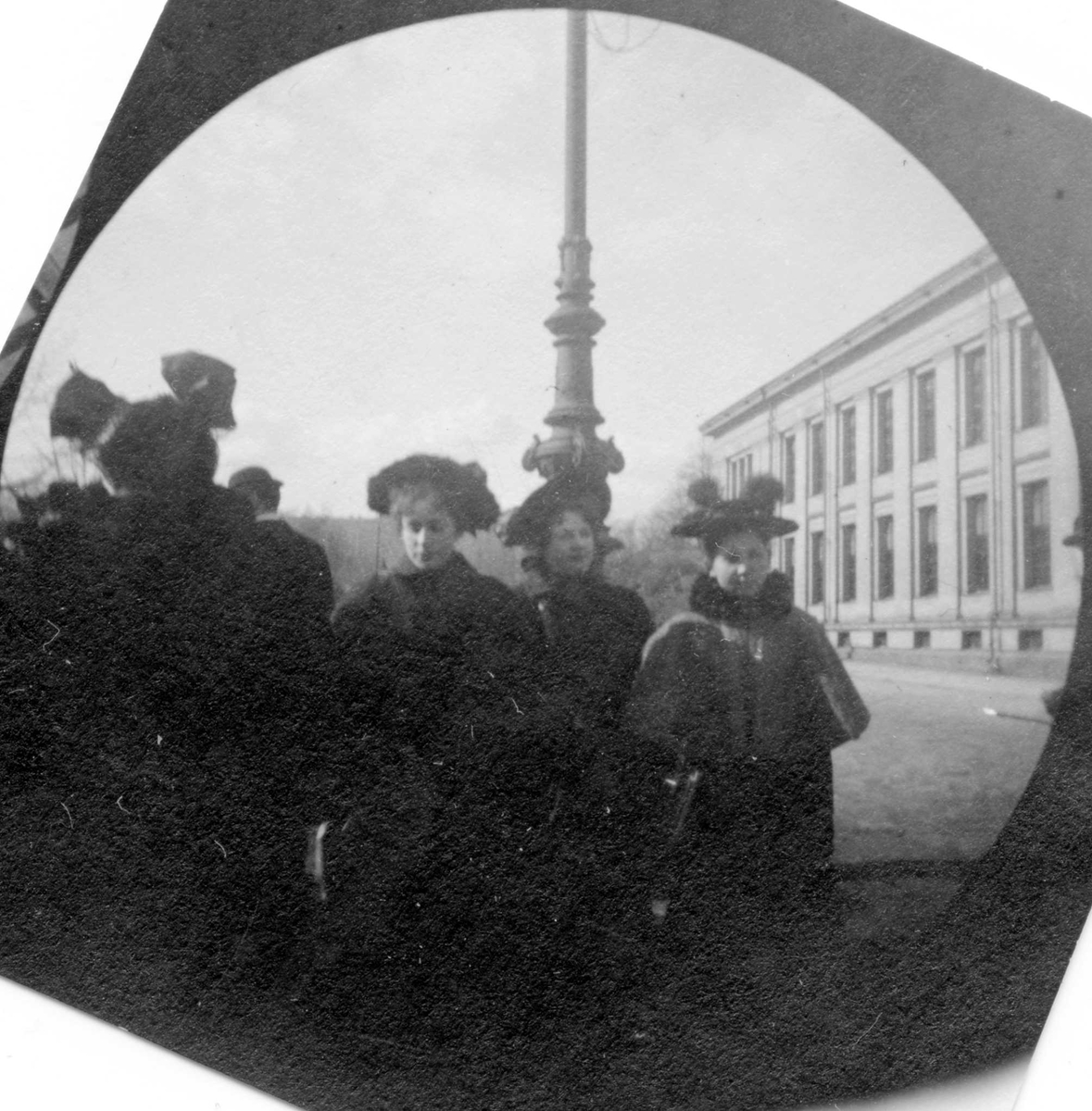 Fredrik Carl Mülertz Størmer, Tre damer spaserer langs Karl Johans gate, Oslo, ved Universitetet. Frk. Ingeborg Aas i midten.