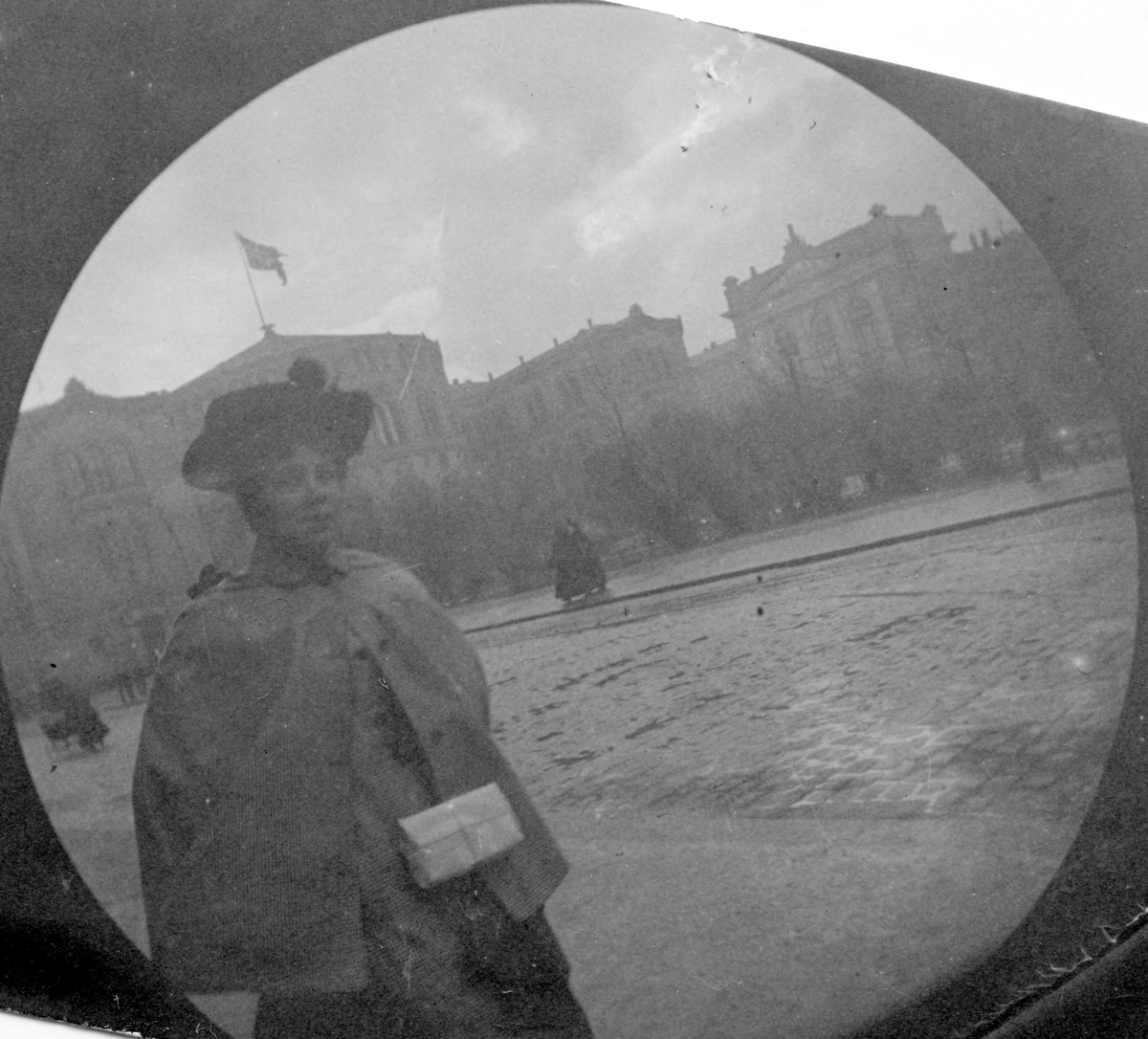 Fredrik Carl Mülertz Størmer, Frk. Maren Astrup spaserer langs Karl Johan, Oslo. Stortinget på den andre siden av gata. Senere gift Blom Andersen.
