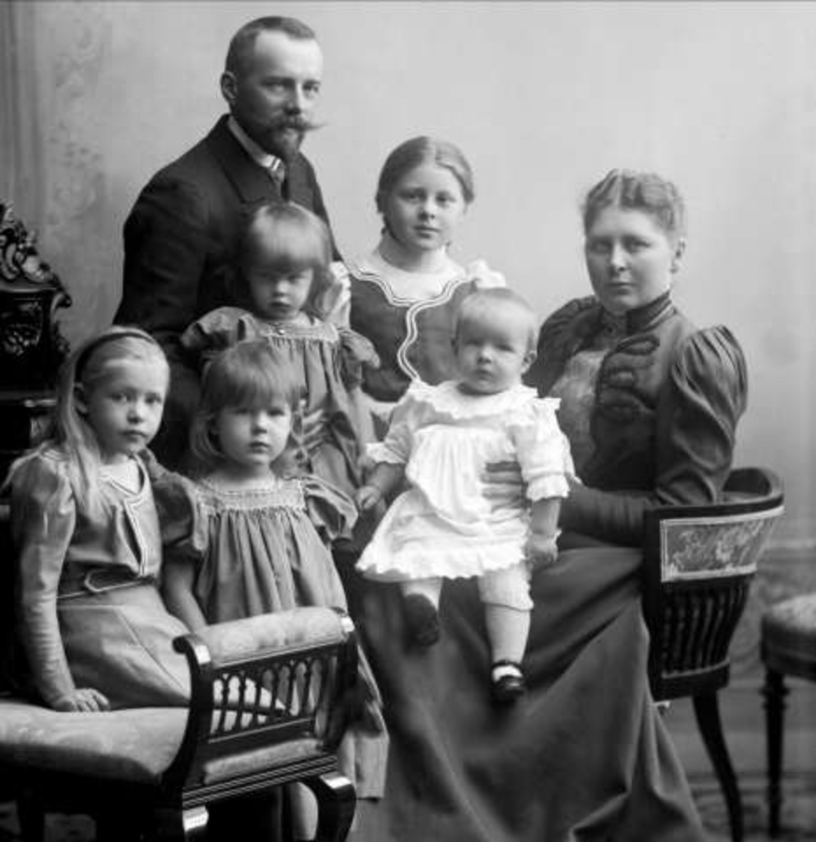 Gustav Borgen, Familiegruppe, forlagsbokhandler William Martin Nygaard (1865-1952) med ektefelle Constance Wiel Nygaard (1866-1931) med barna i aldersrekkefølge: Constance (f. 1890), Sigrun (f. 1892), Lizzie (f. 1895), Astri (f. 1897)og Mads (f. 1898).