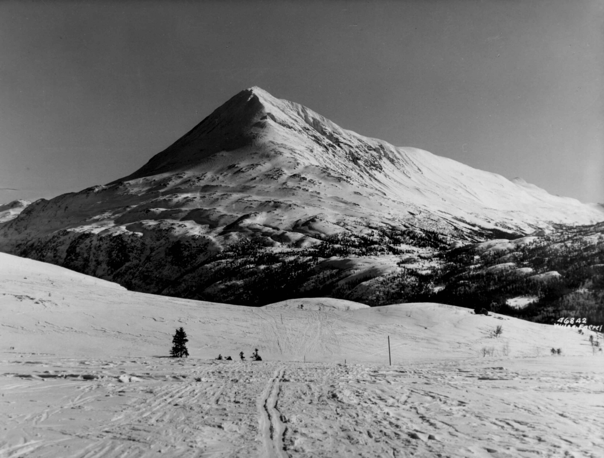 Anders Beer Wilse, Landskap ved Gaustatoppen. Snødekte fjell.