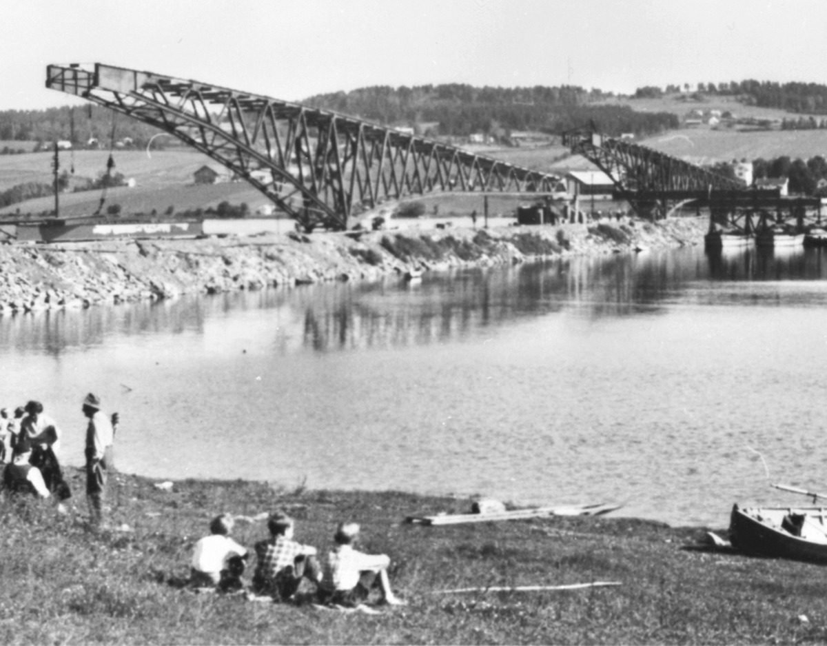 Anno Domkirkeodden, Bygging av bru over Nessundet mellom Nes og Helgøya. Rigging av bruspenn. Brua åpnet i 1957. Tilskuere på det som i dag er stranda til Nes Vel.