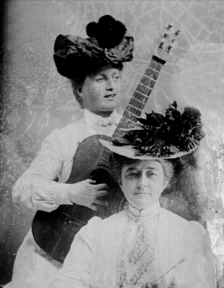 Gustav Borgen, Portrett, to kvinner, med en gitar.