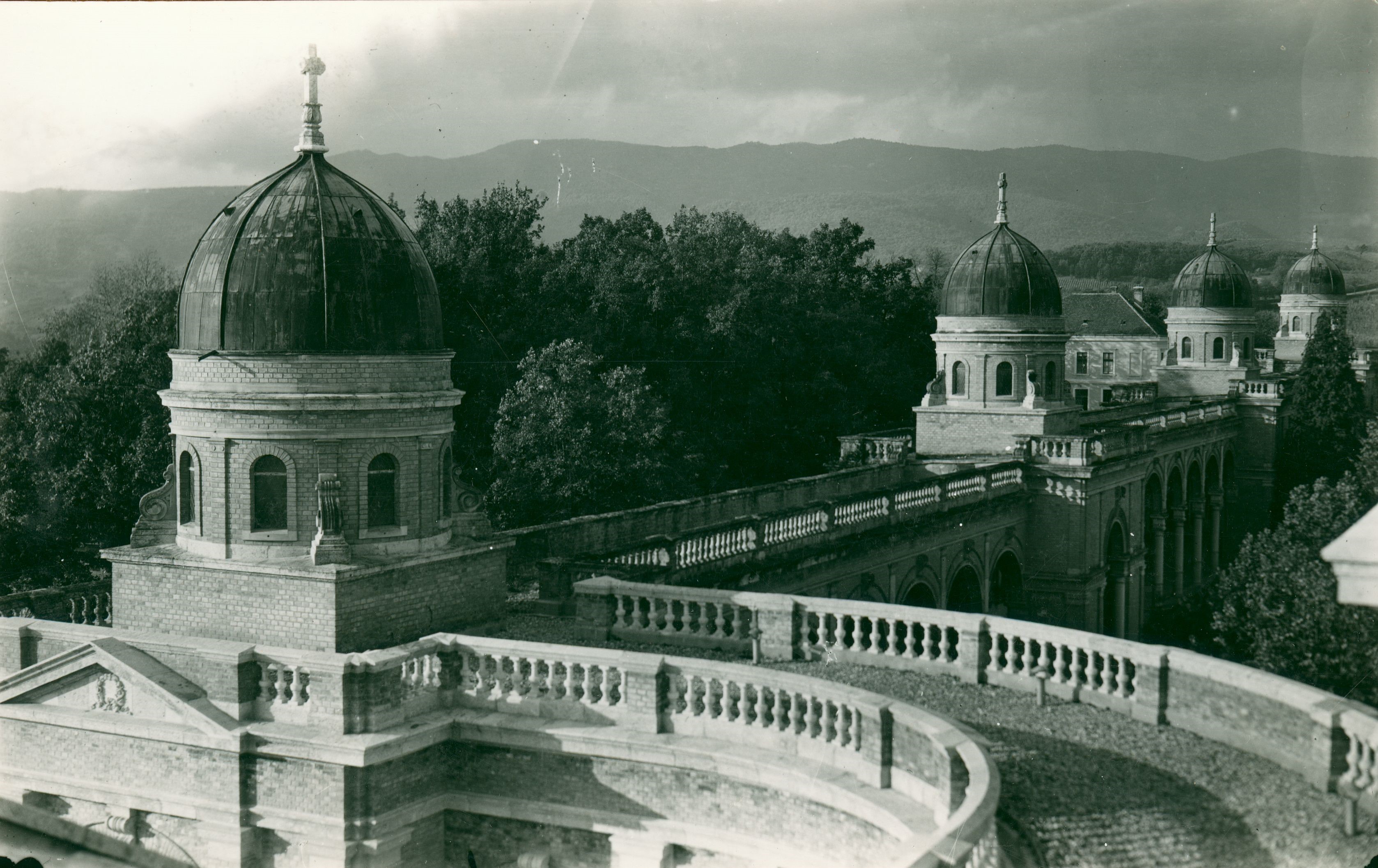 Vladimir Horvat, Zagreb (Mirogoj)- Pogled na kupole sjevernih arkada