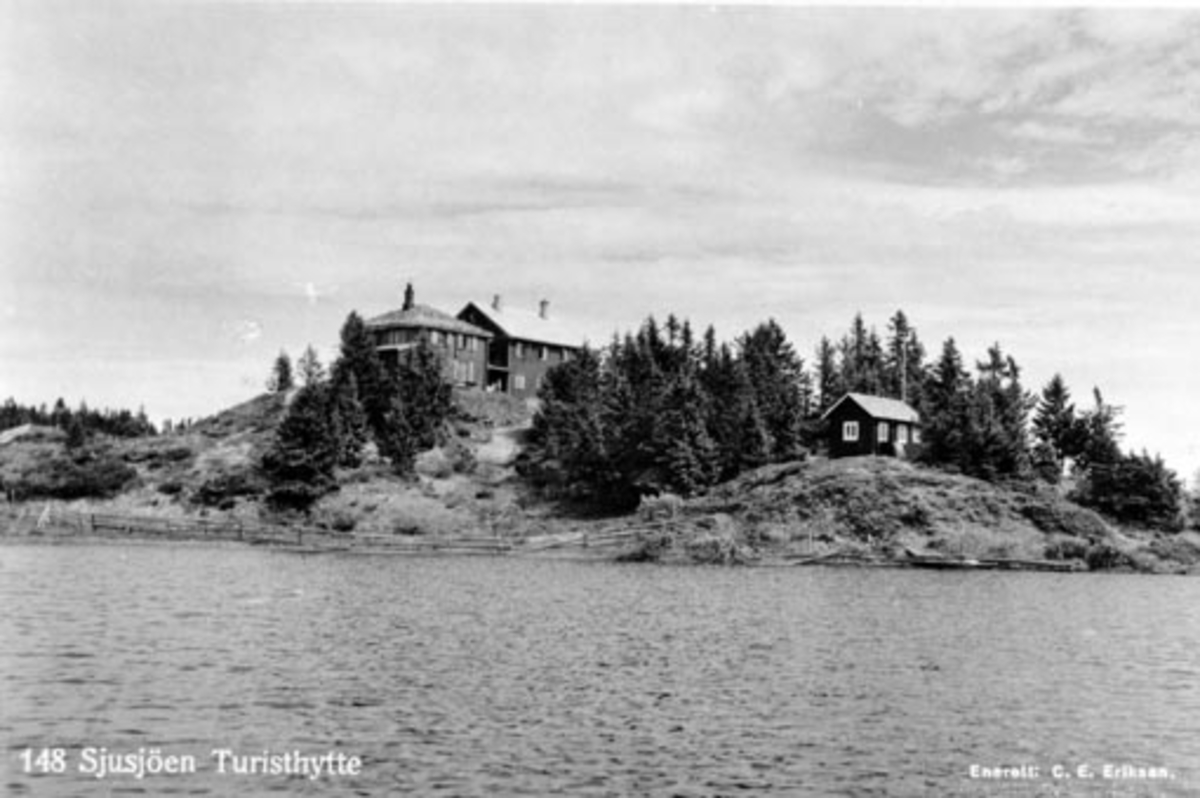 Anno Domkirkeodden, Sjusjøen turisthytte, Rustad fjellstue, sett fra vannet, Ringsaker.