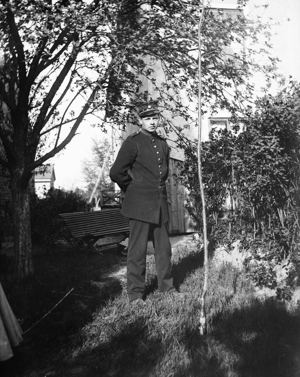 Carl Liljefors, Gusten Widerbäck som beväring, kvarteret Edda, Svartbäcksgatan 37, Uppsala 1900 - 1901