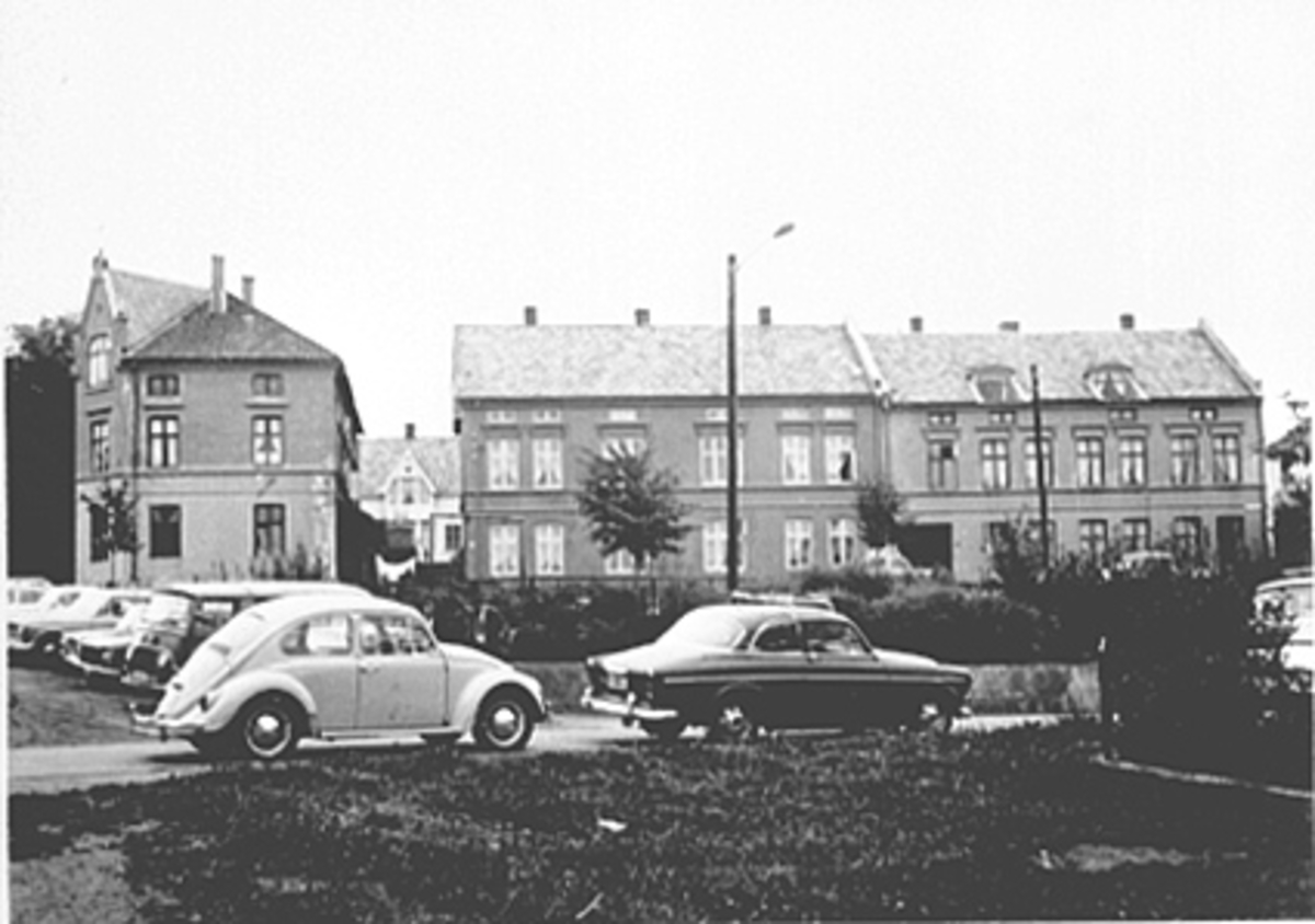 Anno Domkirkeodden, EKSTERIØR P. SANDVIKSGATE OG SVERRESGATE 54 TIL 56, PARKERINGSPLASS PÅ SINNERUDS PLASS