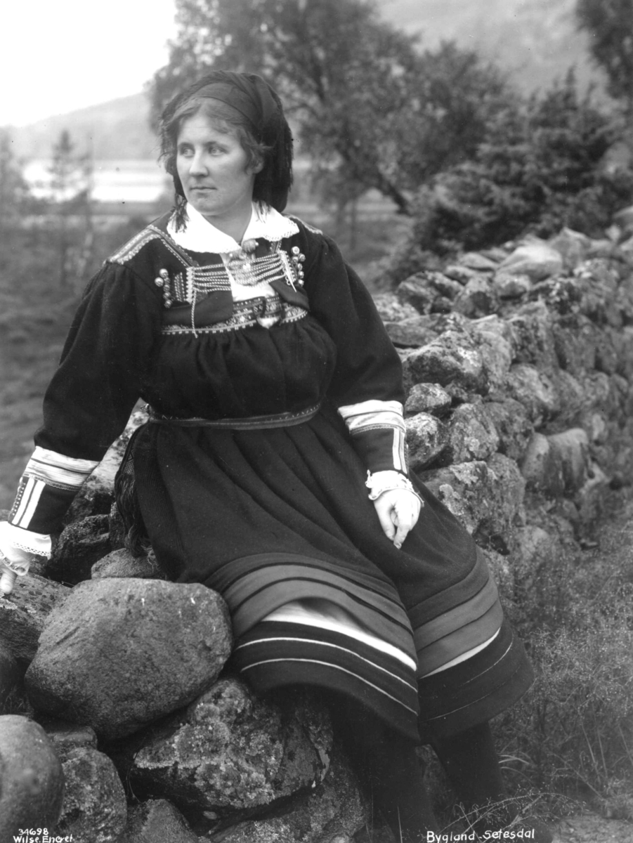 Anders Beer Wilse, Kvinnedrakt