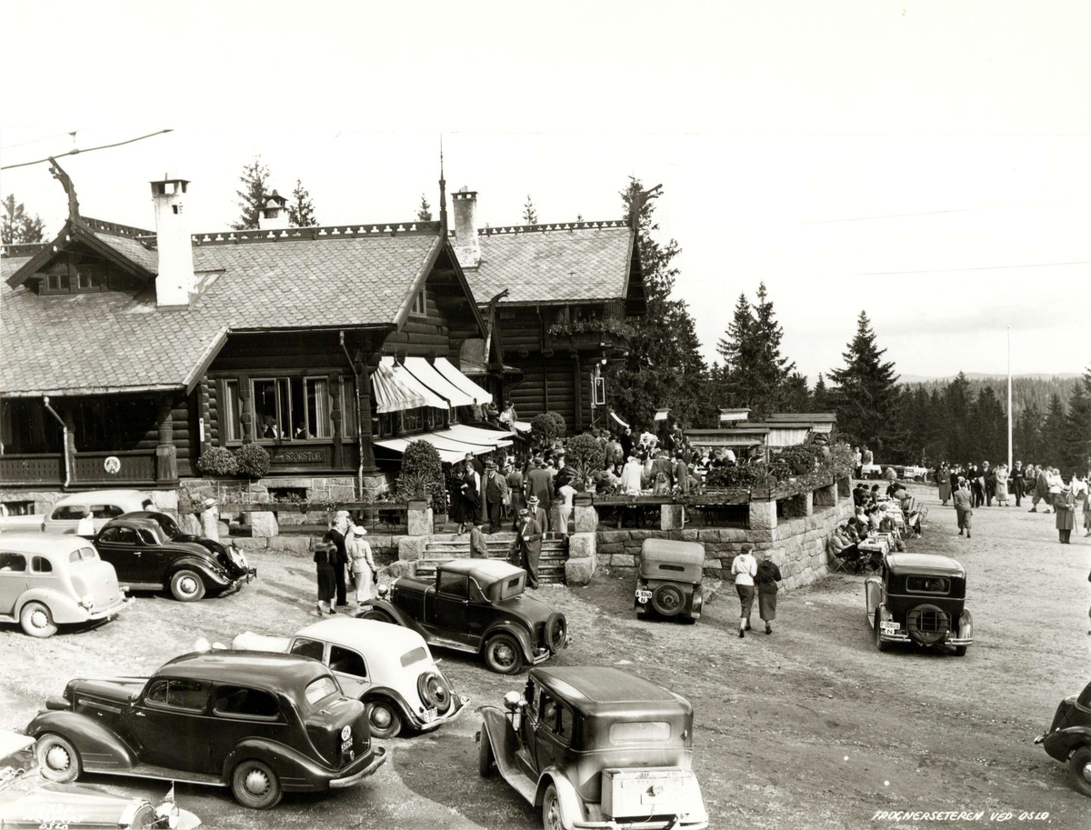 Hermann Christian Neupert, Frognerseteren, Oslo 1937. Folkeliv med mennesker og biler.