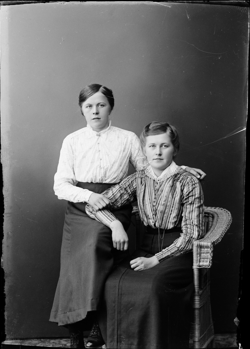 Skötsner-Edhlund, Ateljéporträtt - två kvinnor, Östhammar, Uppland