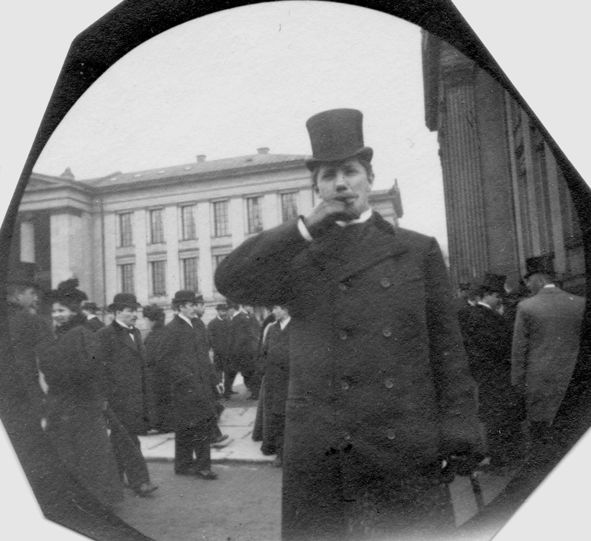 Fredrik Carl Mülertz Størmer, Helge Halvorsen med flosshatt på Universitetsplassen, Karl Johans gate, Oslo. Bror av statsminister Halvorsen.