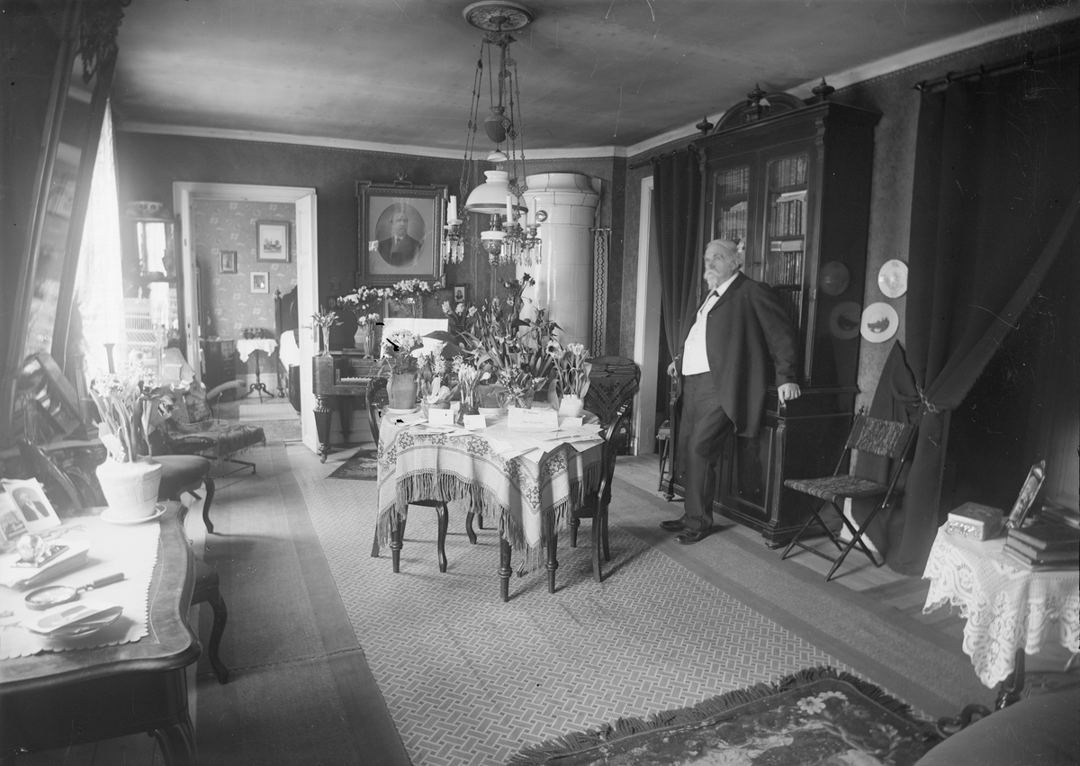 Henri Osti's Fotografiateliér, Fotografen Henri Osti i sitt hem, Bredgränd 11, Uppsala