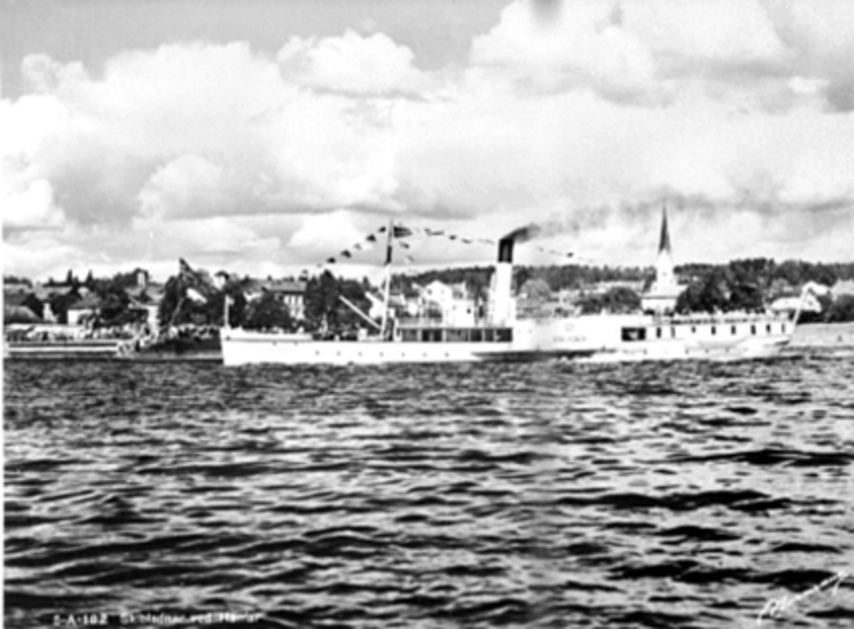 Anno Domkirkeodden, D. S. SKIBLADNER, UT FRA BRYGGA, PYNTET MED SIGNALFLAGG