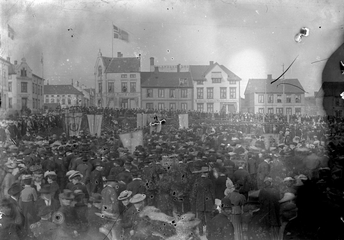 Johannes Larsen Alhaug, Stor gruppe mennesker på Østre Torg, Hamar, 17. mai ca. 1905.