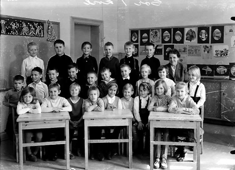 Sven Lindskog, Student school, classroom interior, 25 schoolchildren with teacher Miss Sigrid Wiberg. Class 1A, Room 3.