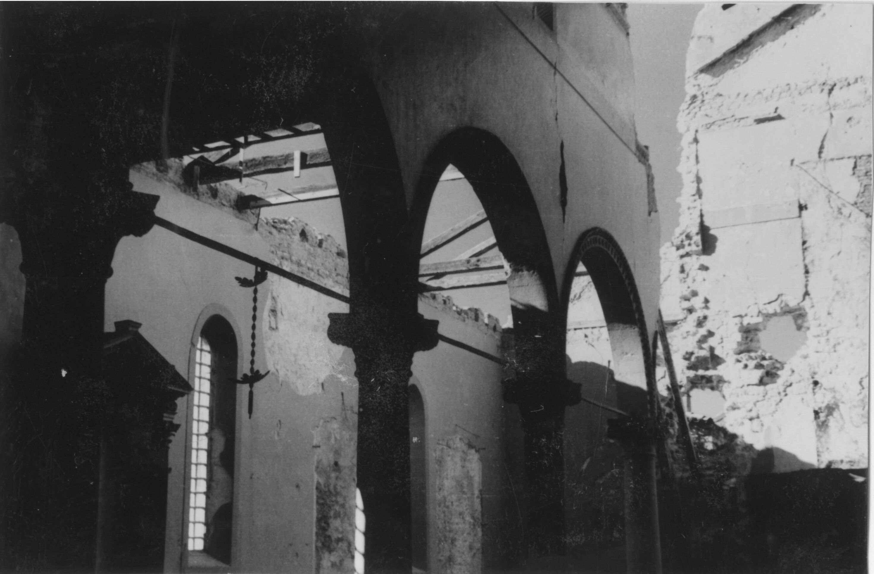 Branko Fučić, Osor, (otok Cres), crkva sv. Marije, katedrala, dio unutrašnjosti: desna arkada oštećena od bombardiranja 1943. godine