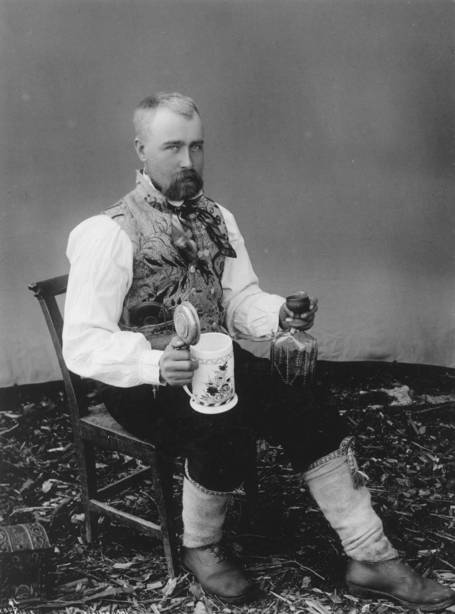 Axel Lindahl, Antakelig portrett av Tollef Myhre i mannsdrakt fra Nes i Buskerud, Hallingdal. Fotografert av Axel Lindahl 1890.