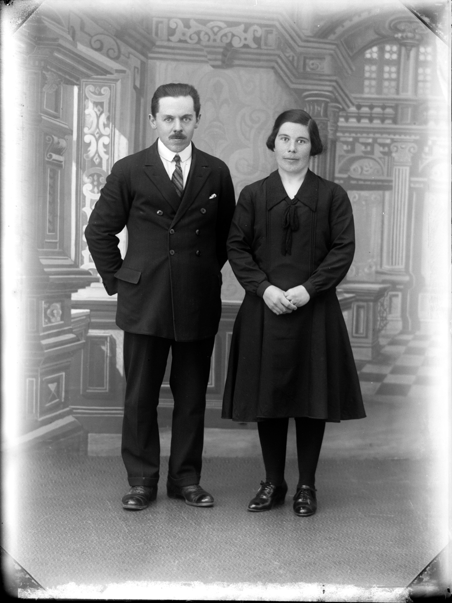 Skötsner-Edhlund, Ateljéporträtt - Man och Märta Jansson från Storskäret, Forsmark socken, Uppland 1931