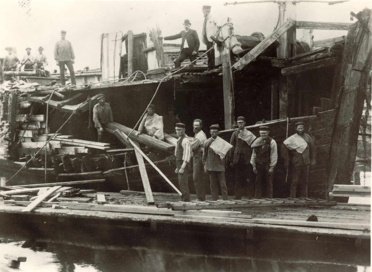Okänd fotograf,, På Kalmar varv 1892 efter kollission.