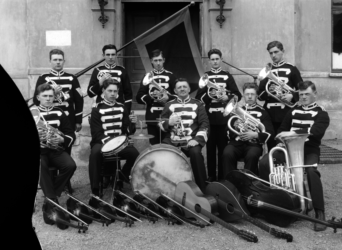 Christian Grundseth, FRELSESARMEEN MUSIKKORPS, PILESTREDET 22, OSLO, 32121. Instrumenter, violin, gitar, trommer, tuba, cello, trompet.